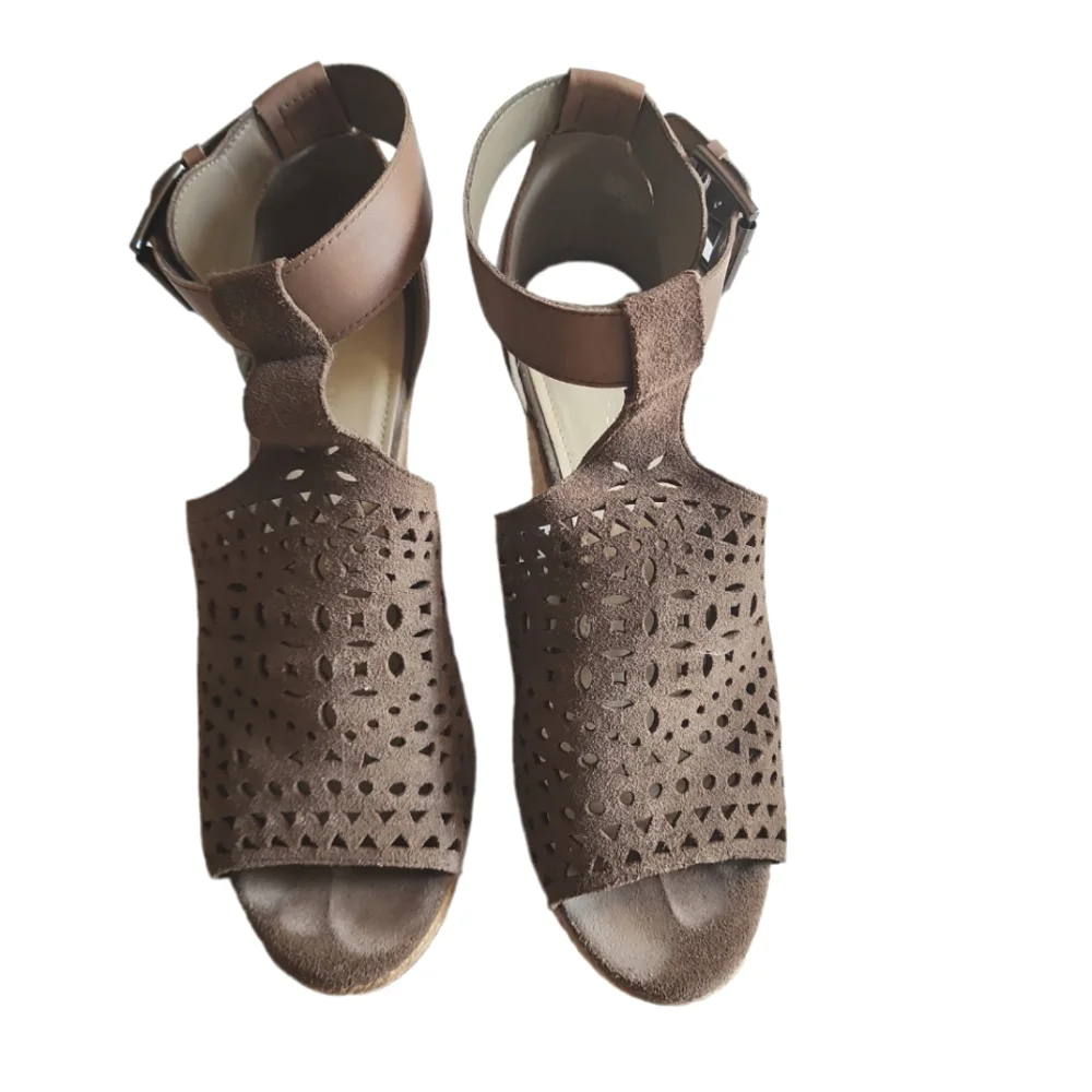 MARC FISHER taupe leather platforms. EUC